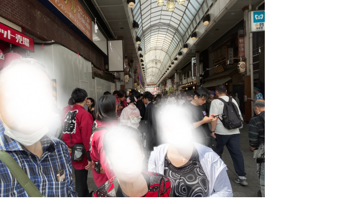 浅草の仲見世通りは、まさに人、人、人。母を守るように歩いていた私は、写真を見返してもまったく笑っていませんでした。