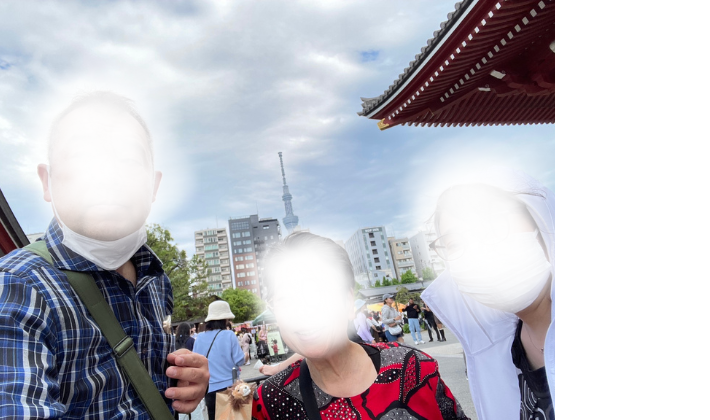 浅草の街を歩いていると、遠くに東京スカイツリーが見えた。
16年前、建設途中だったあの塔を、今は84歳の母と見上げていた。