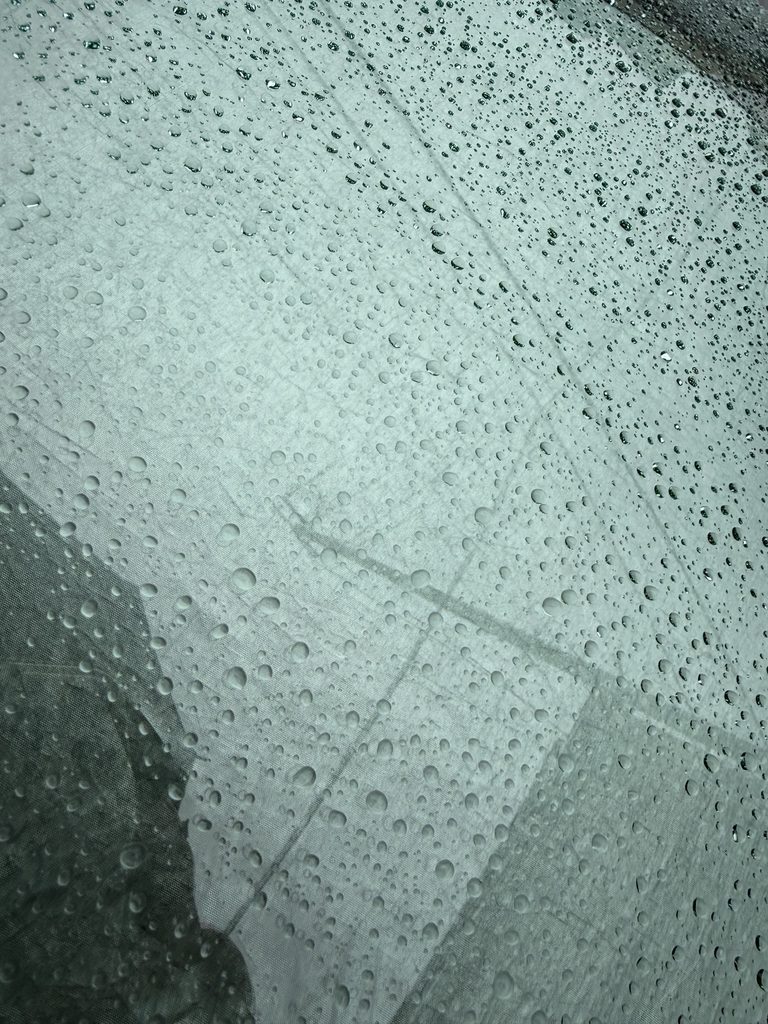超ガラコ施工後、初めて雨が降ったときのフロントガラスの水滴