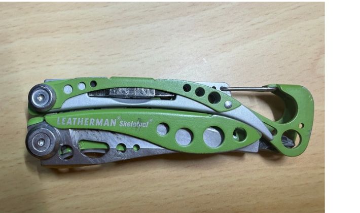 ペンチを閉じた状態のグリーンのLEATHERMAN SKELETOOL。使い込んだ傷とロゴが見える