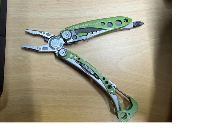 グリーンのレザーマン SKELETOOLのペンチを開いた状態。持ち手と先端の形状が分かる実物写真