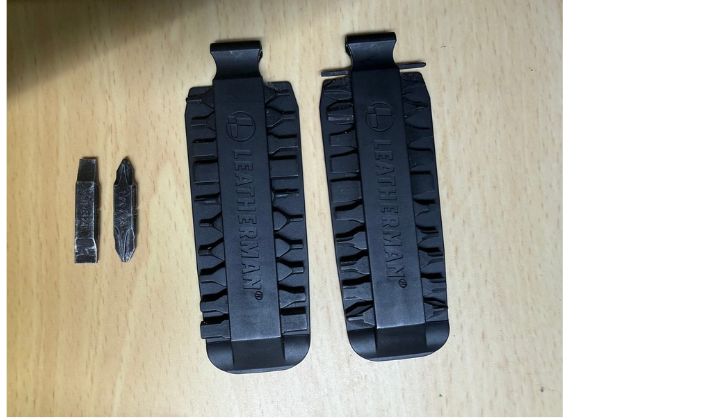 左にSKELETOOLの標準ビット2本、右に別売りLEATHERMAN BIT KITのホルダー2枚を並べた写真