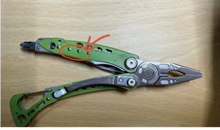 親友から誕生日にもらったグリーンのレザーマン SKELETOOL。名前の刻印部分は画像加工で消してある
